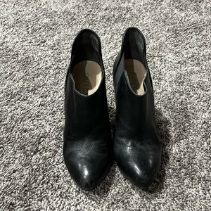 Black 4 inch guess leather booties